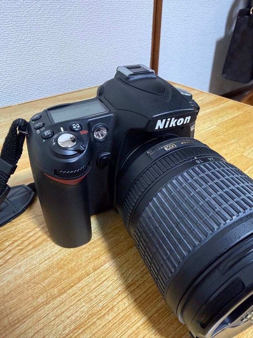 Nikonデジタル一眼レフカメラ、Nikonレンズ付き、液晶ディスプレイ搭載。