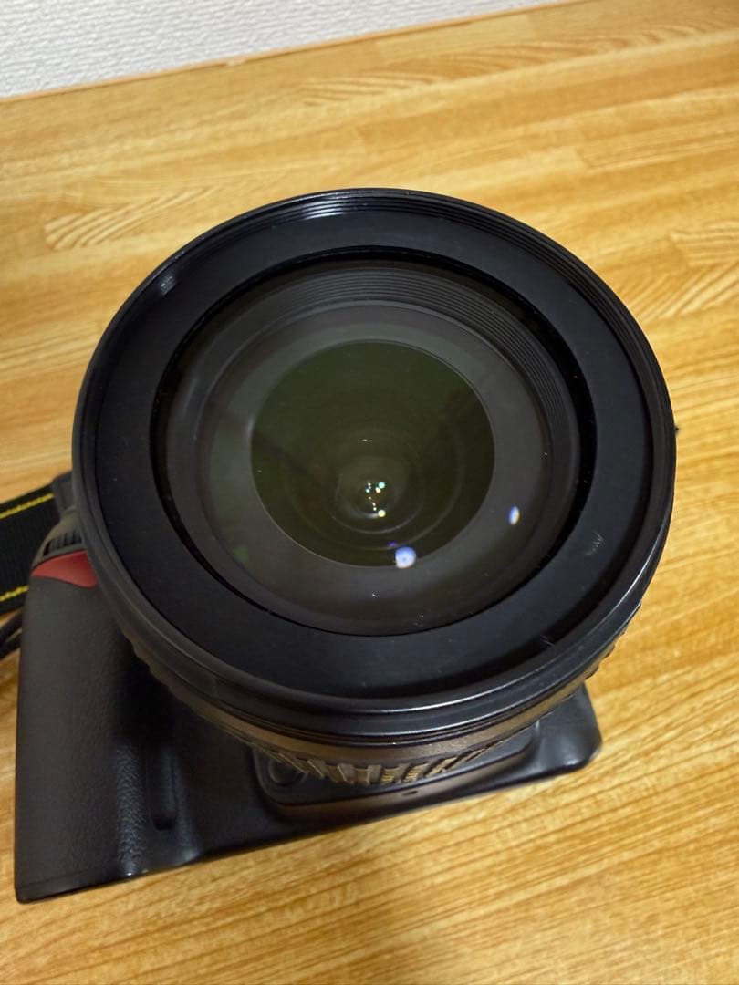 Nikonデジタル一眼レフカメラ、Nikonレンズ付き、液晶ディスプレイ搭載。
