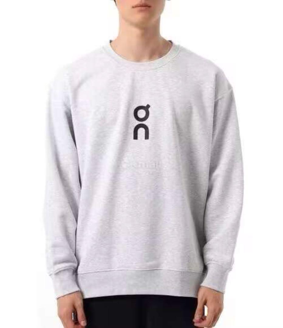 on グレー クルーネックスウェット