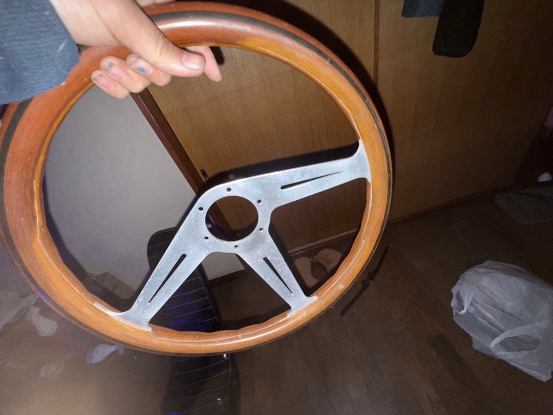 ウッドと金属の3スポークステアリング