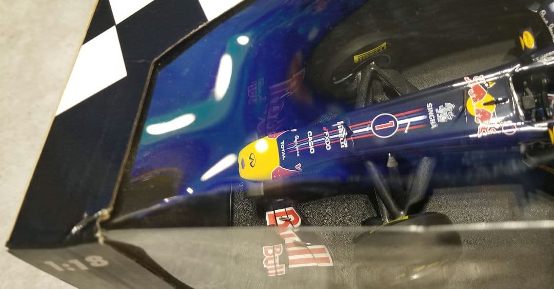 【美品】ミニチャンプス1/18 レッドブル RB7 S.ベッテル 2011