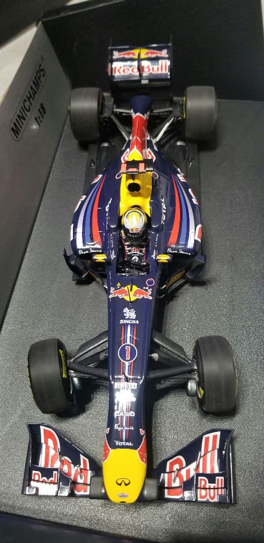 【美品】ミニチャンプス1/18 レッドブル RB7 S.ベッテル 2011