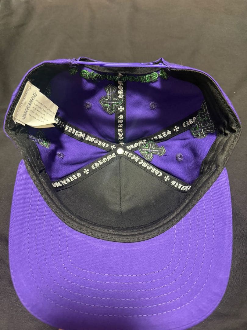 紫色の刺繍キャップ