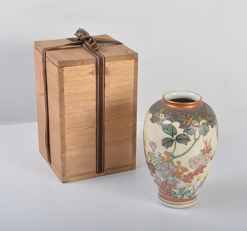 りの　九谷焼　清雅堂造　青粒　色絵秋草図　花瓶　共箱 M R4217