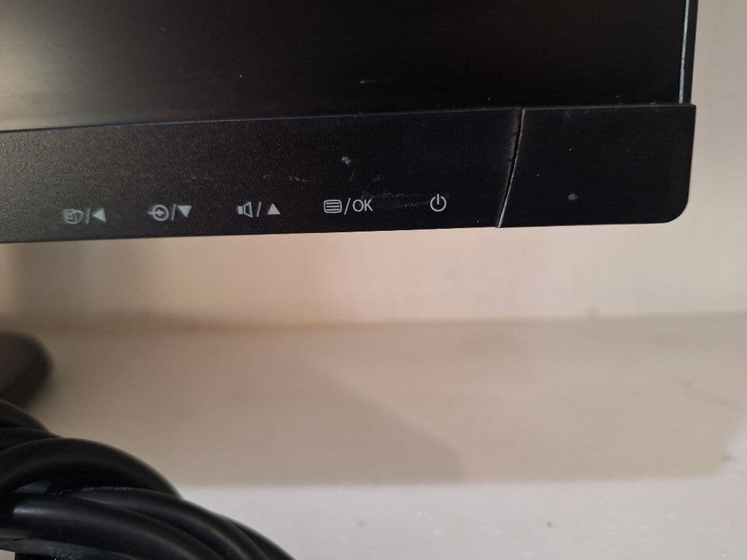 PHILIPS 273V7Q　27インチモニター　内蔵スピーカーあり　ps4対応