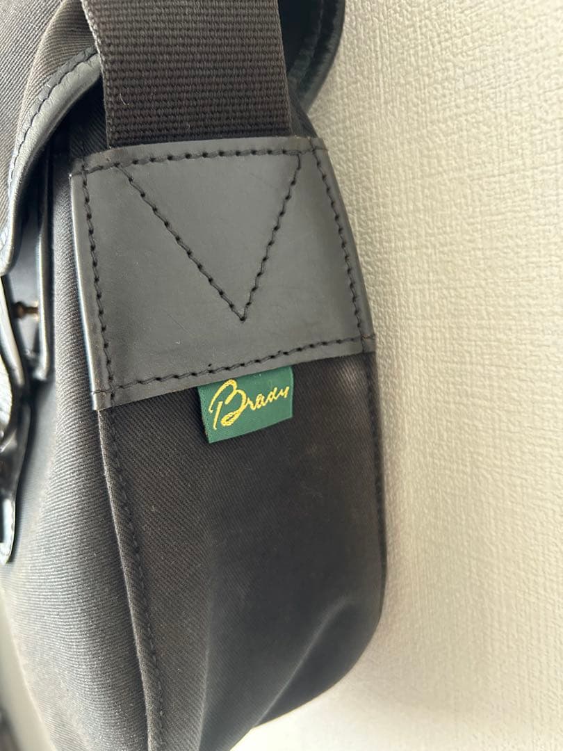 アリエルトラウト ラージ／黒 ショルダーバッグ アリエルトラウト メッセンジャー