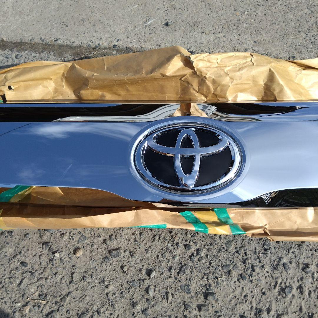 30アルファードリアガーニッシュ エンブレム付き