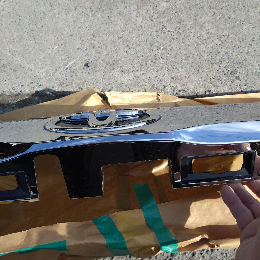 30アルファードリアガーニッシュ エンブレム付き