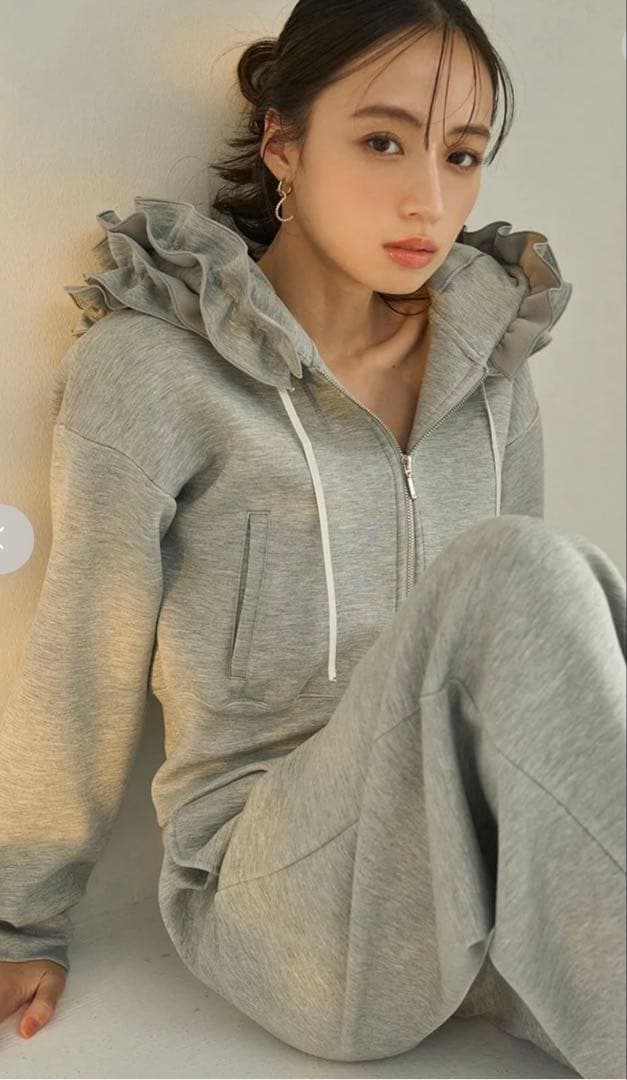 完売♥️新作新品✨SNIDELフリルショートジップパーカー✨ GRY