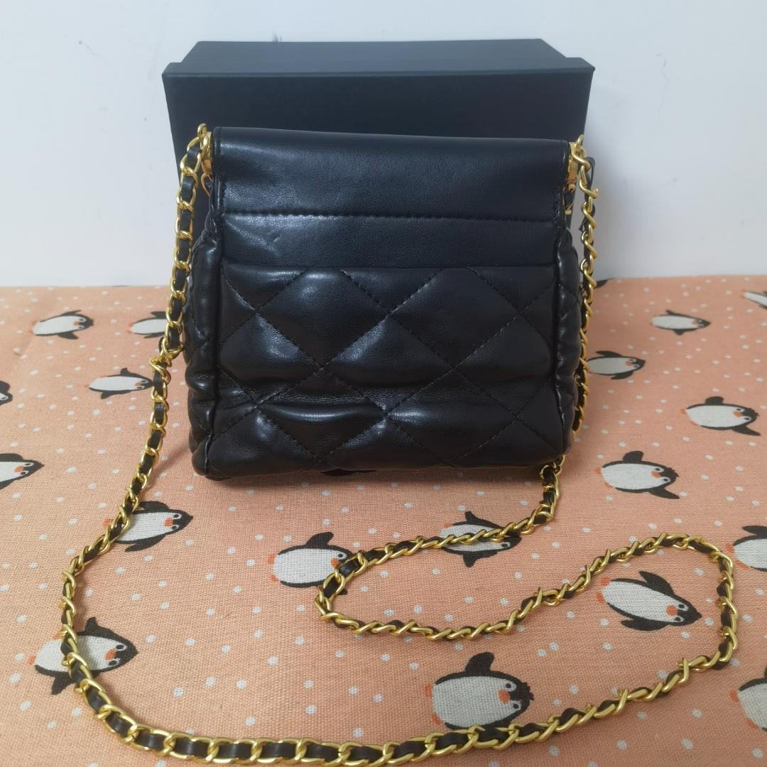 キルティング　ショルダーバッグ　チャーム　黒