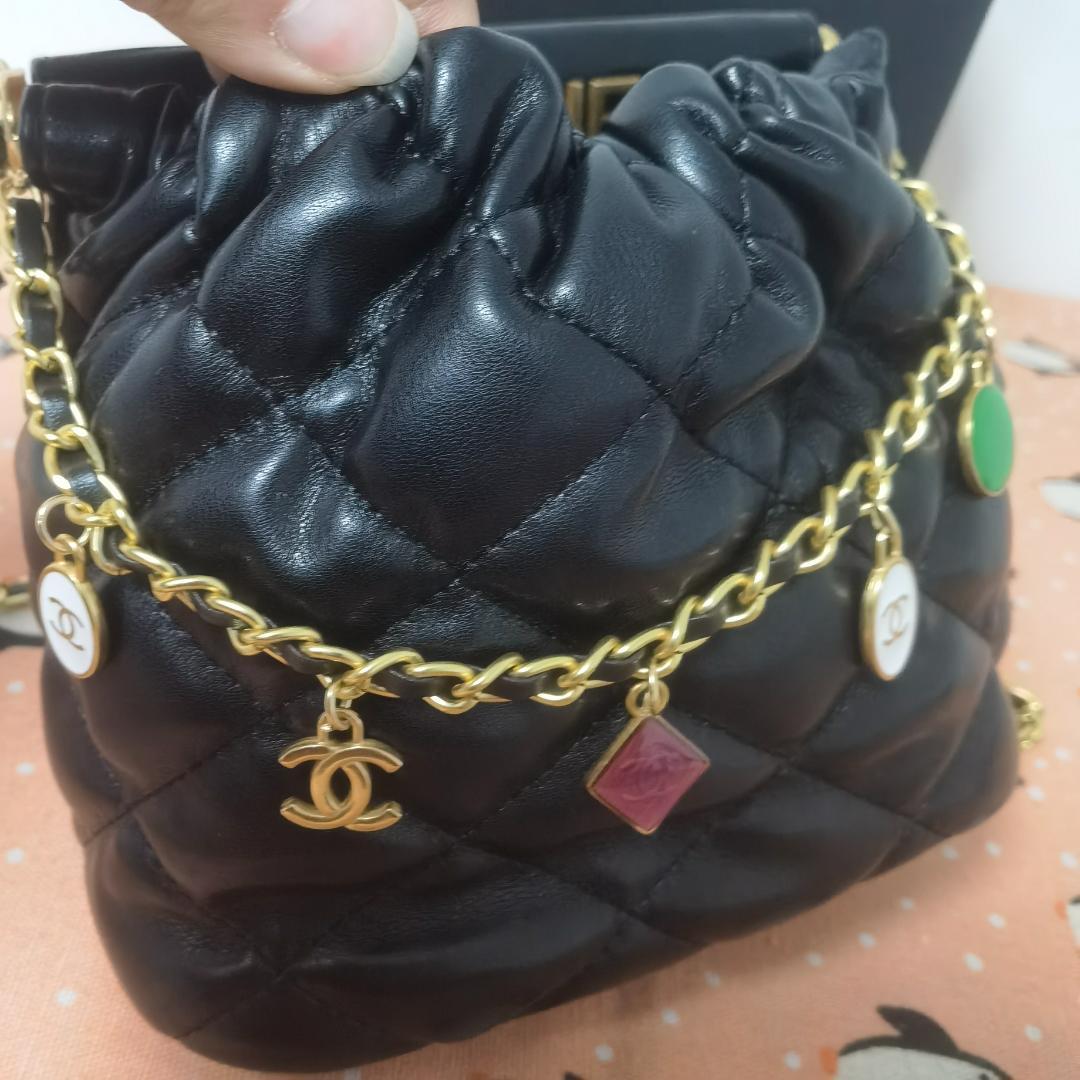 キルティング　ショルダーバッグ　チャーム　黒