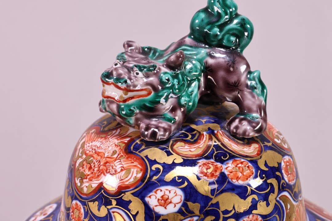 古伊万里　大明成化年製銘　牡丹唐獅子図　大壺　金彩　獅子摘蓋　54㎝ BJ179