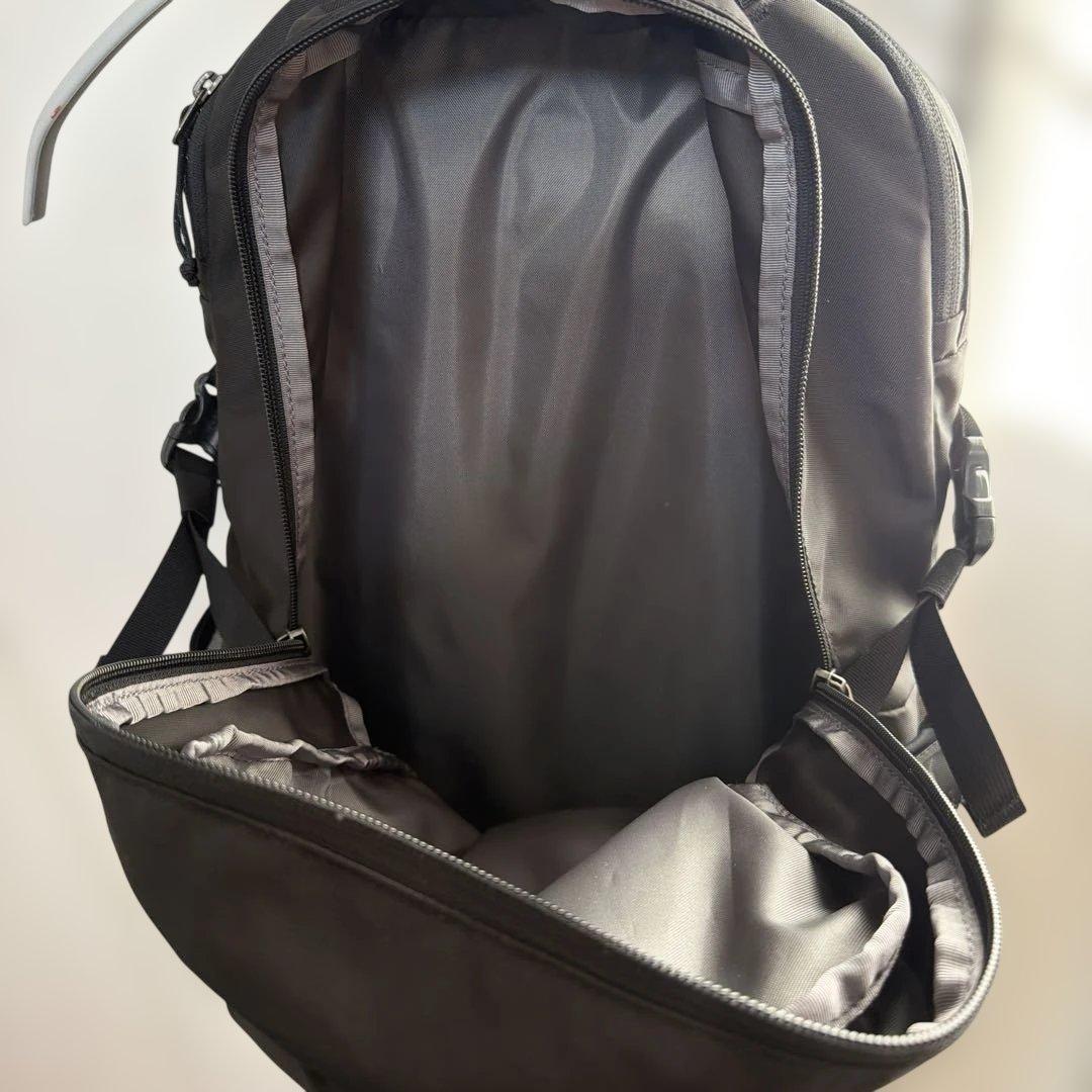 patagonia ブラック リュック　26リットル 通勤通学 PC収納可