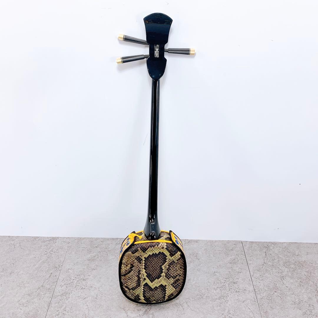 美品 沖縄三線 人工皮 蛇柄 弦楽器 琉球 黒塗り ケース付 初心者 入門モデル