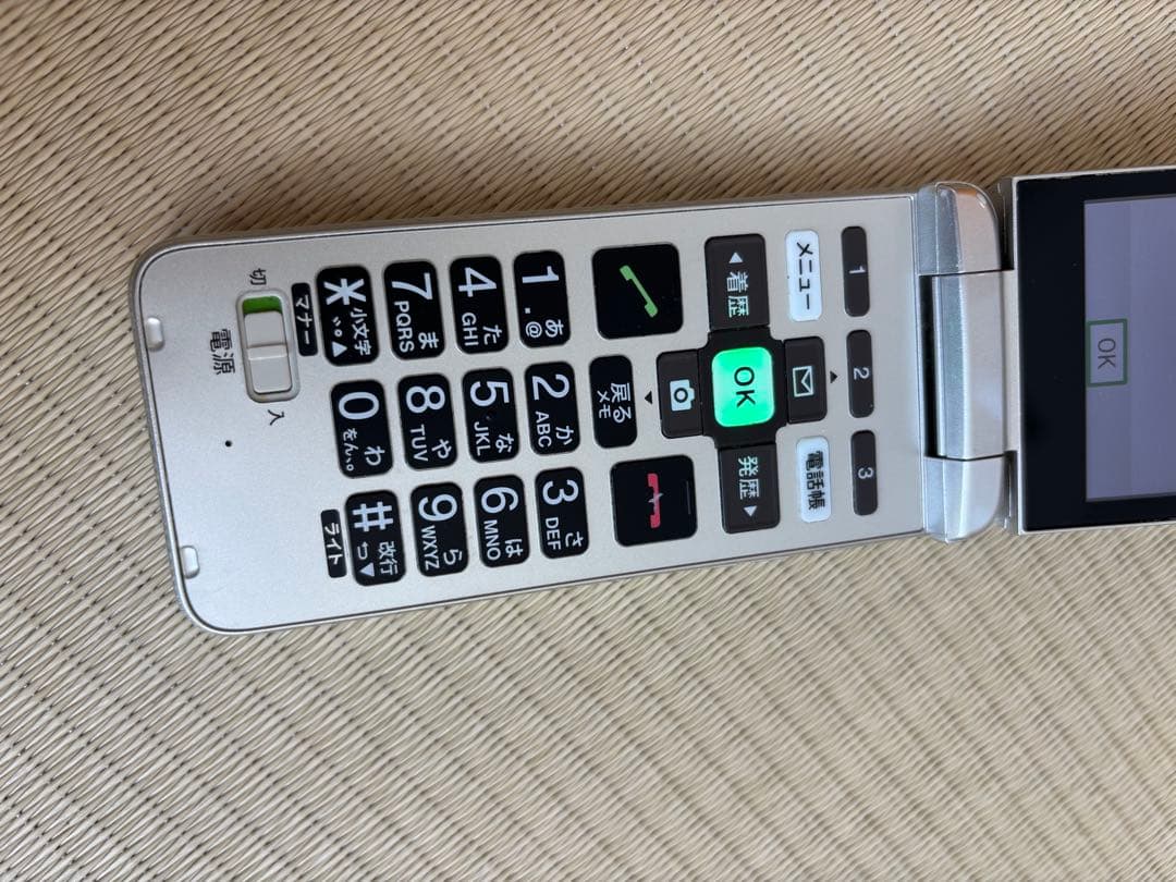 京セラ シルバー 携帯電話 KYF43