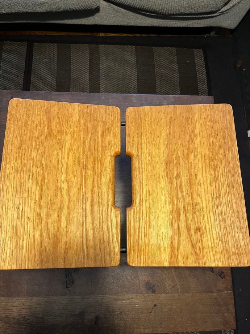 渡辺力(わたなべりき)デザインの[リキ.チェア]。ソリッドスツール。