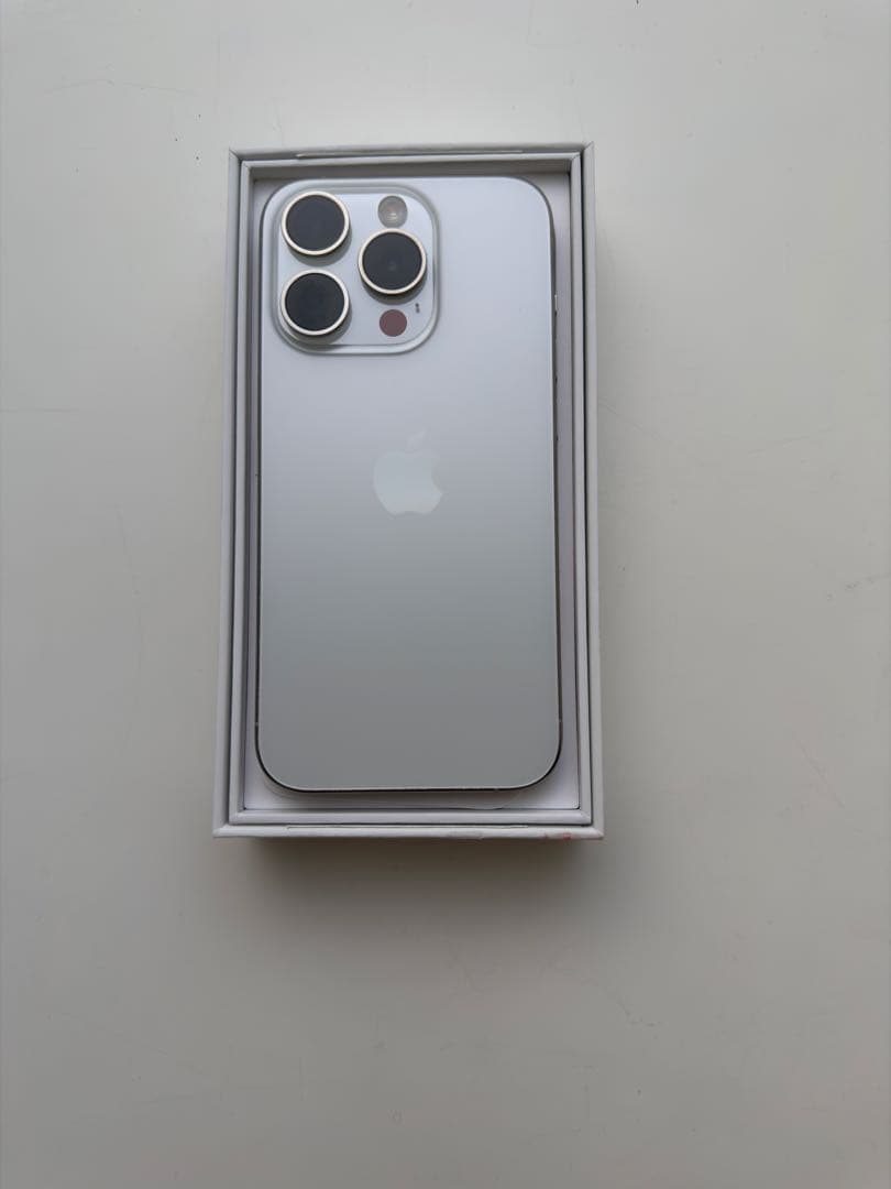 [美品] i phone 15 pro 256GB ホワイトチタニウム