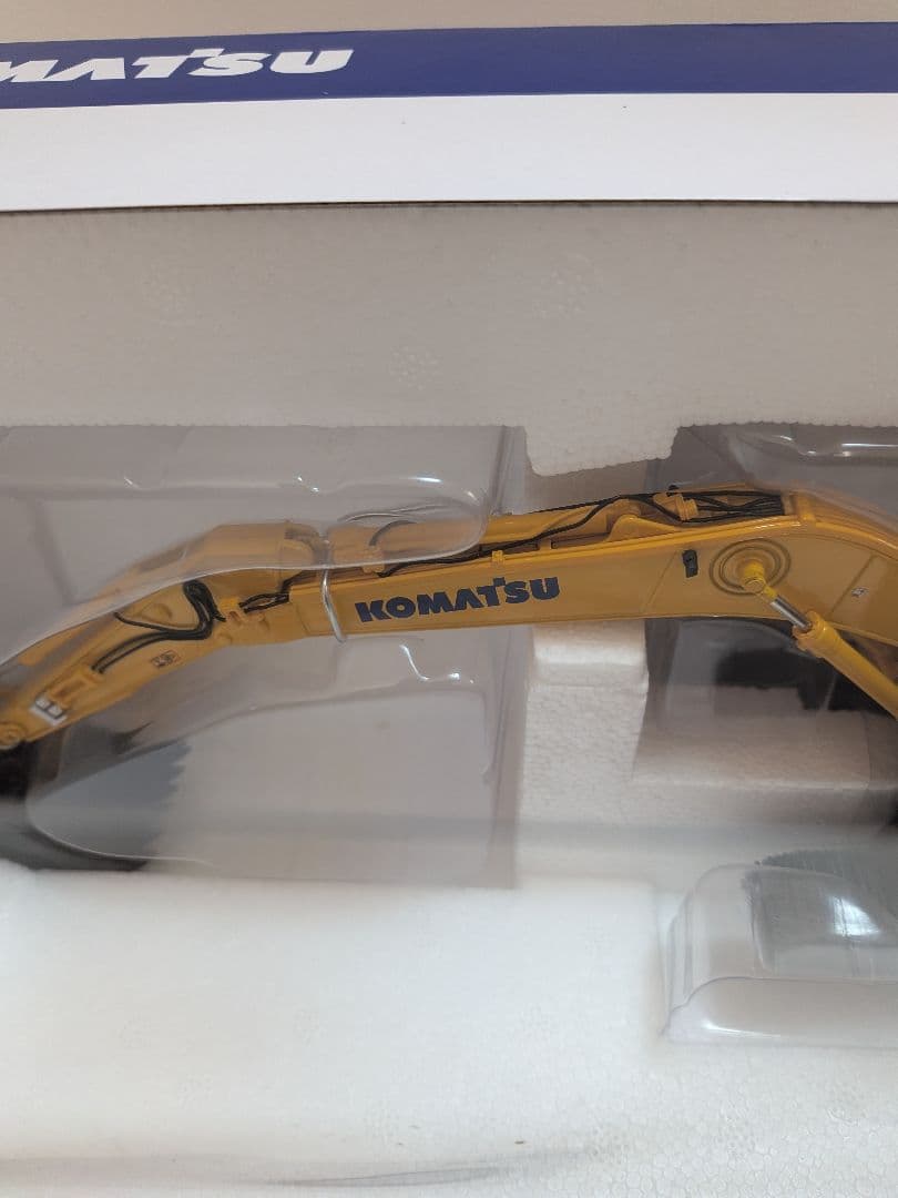 ミニカー Komatsu PC490LC-11 Univrsal Hobbies 1/50