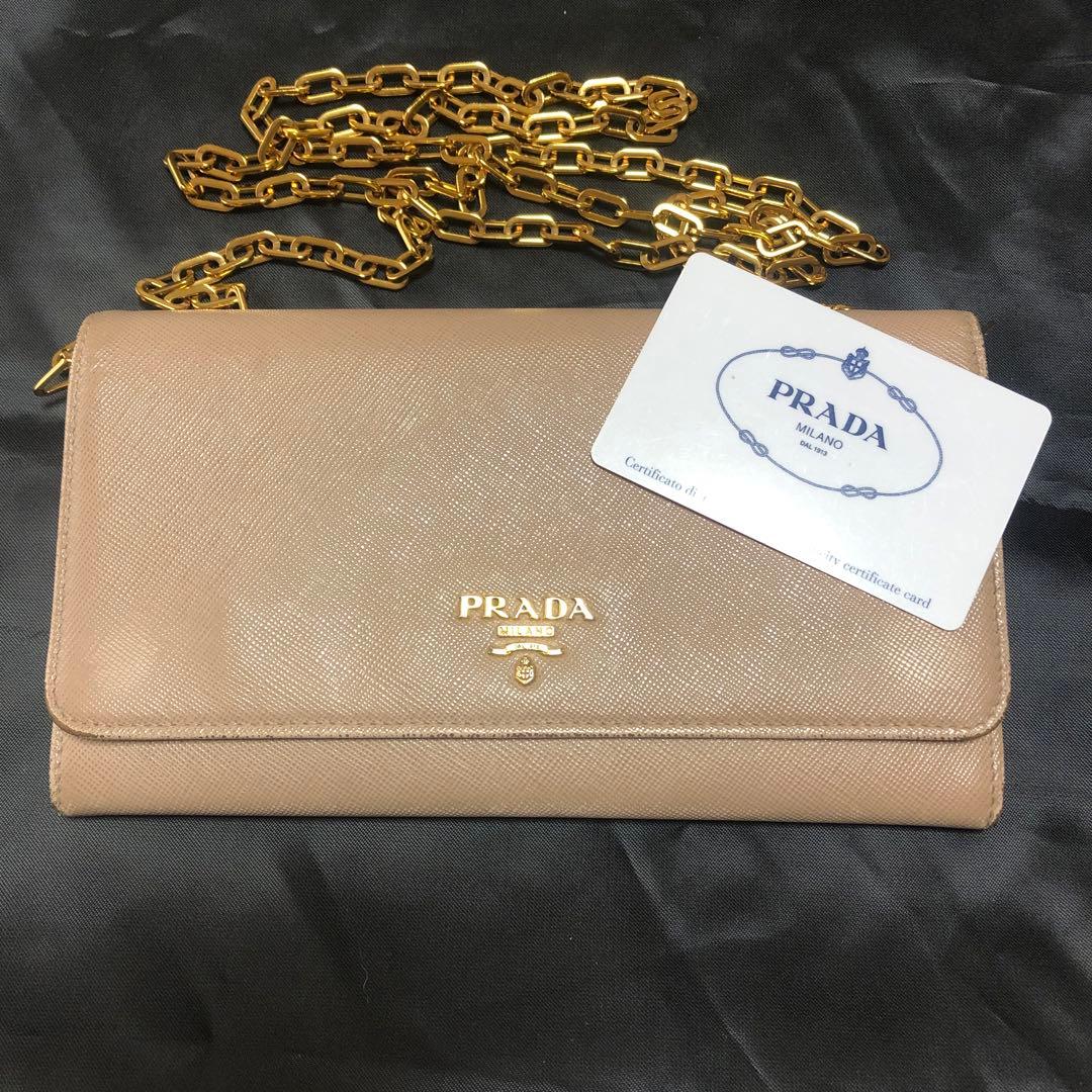 Ladyです！PRADAチェーンウォレット　グレージュ！