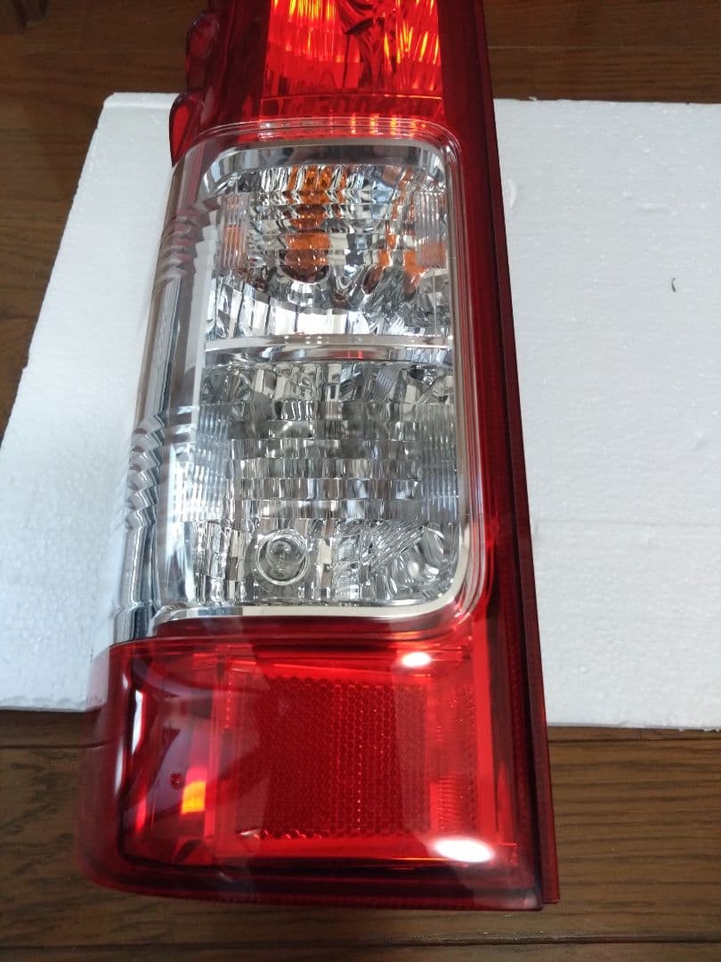 トヨタ　ハイエース　純正　テールランプ