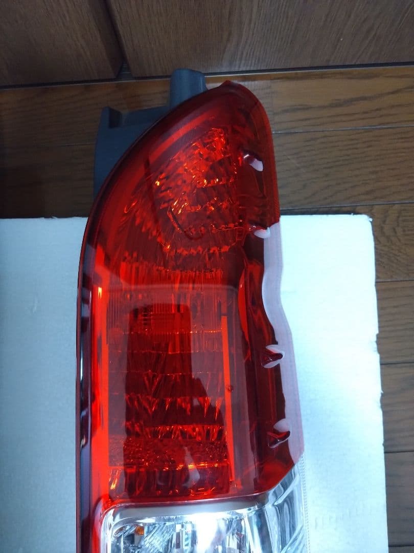 トヨタ　ハイエース　純正　テールランプ
