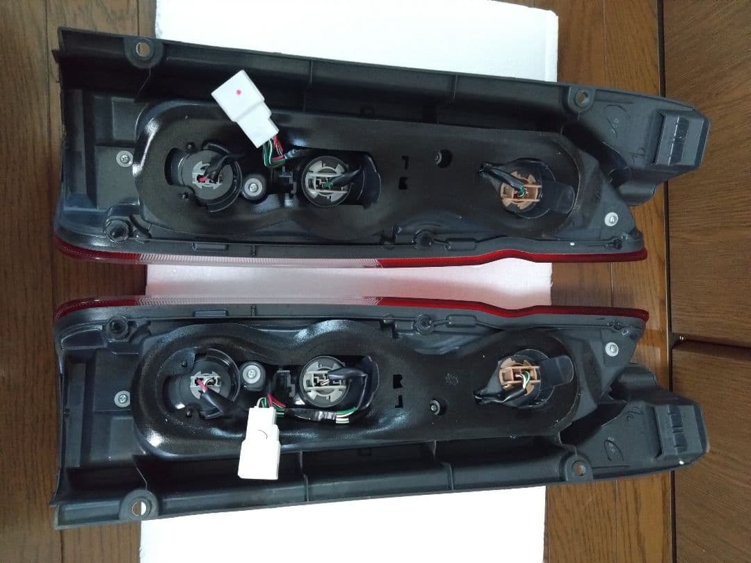 トヨタ　ハイエース　純正　テールランプ