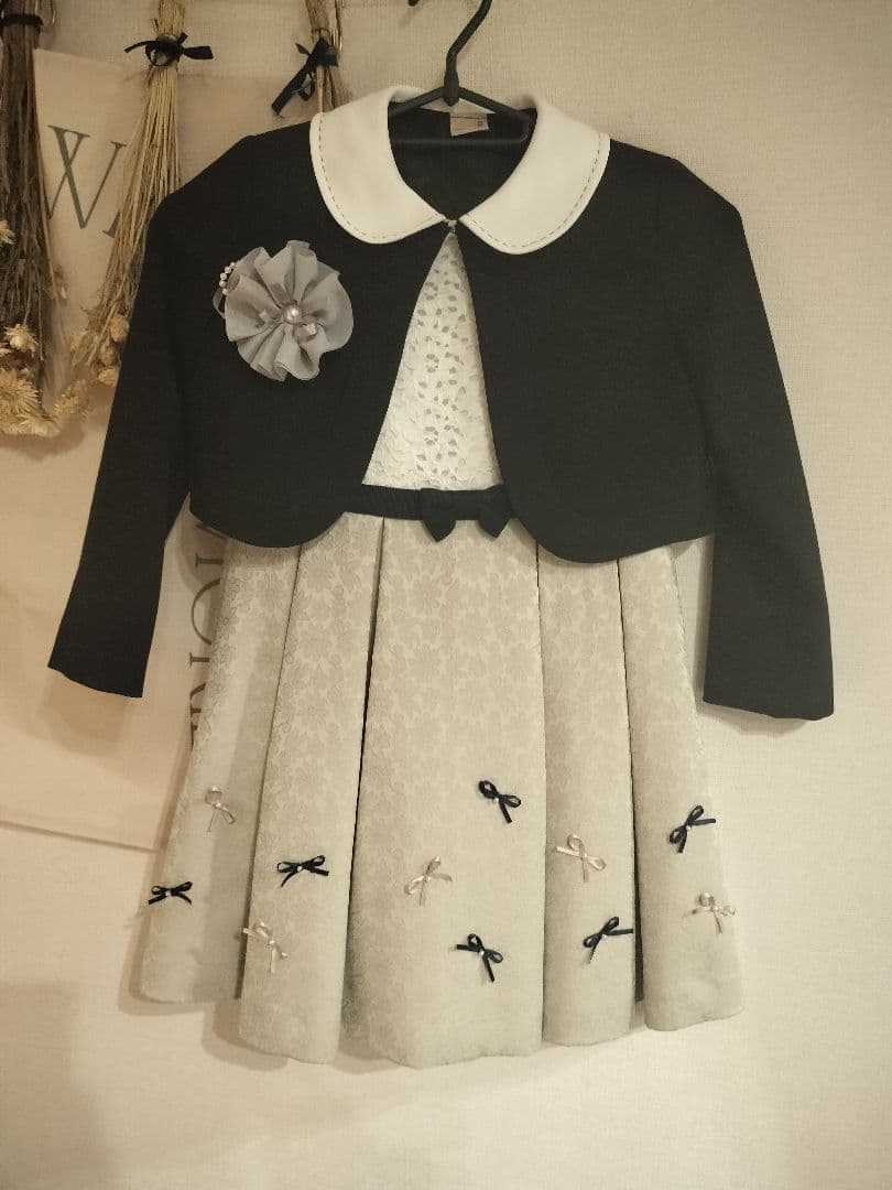 ジャケット付きグレーリボンドレス