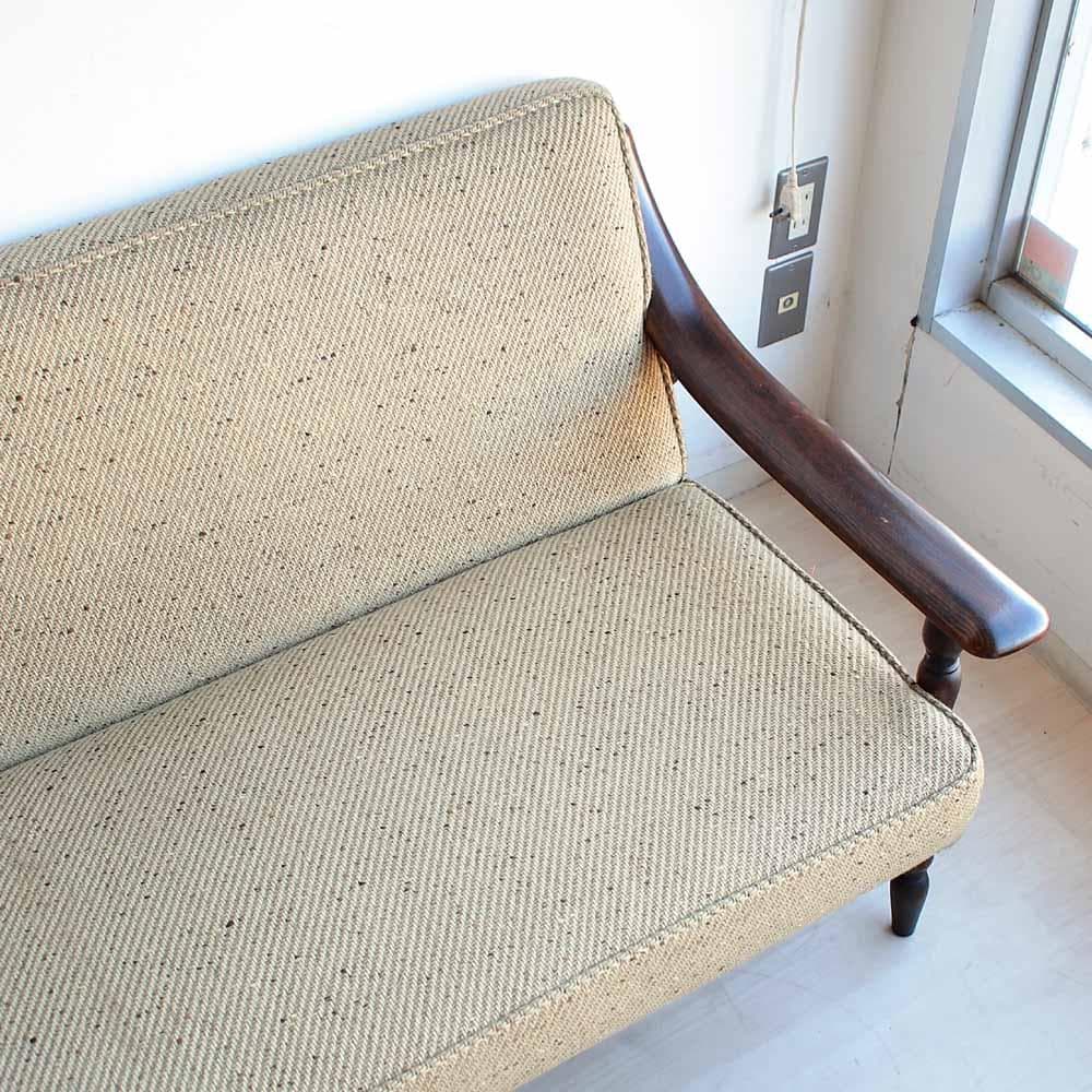 オールドカリモク 2人掛けソファ アームチェア 木肘 ビンテージ ZR24194