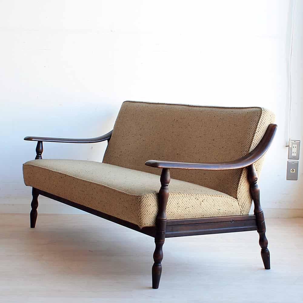 オールドカリモク 2人掛けソファ アームチェア 木肘 ビンテージ ZR24194