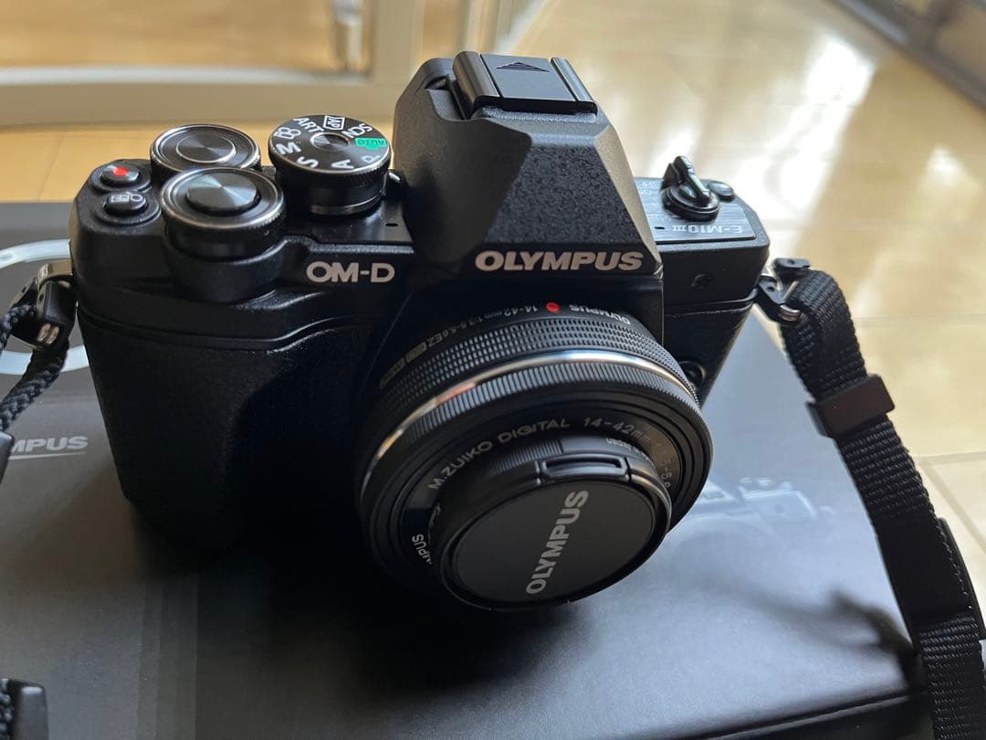 オリンパスOM-D E-M10 MarkⅢ ダブルズーム【シャッター回数747】