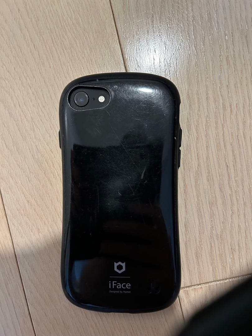 黒いスマートフォン ケース付き