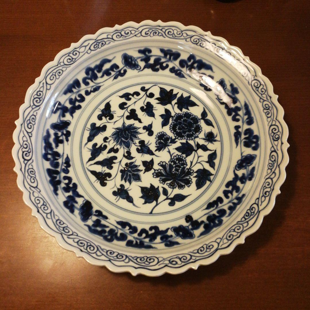 大皿　青い染付が特徴的な陶器の皿