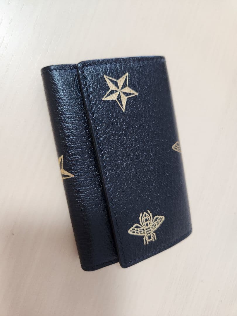 GUCCI レザーキーケース 蜂と星デザイン