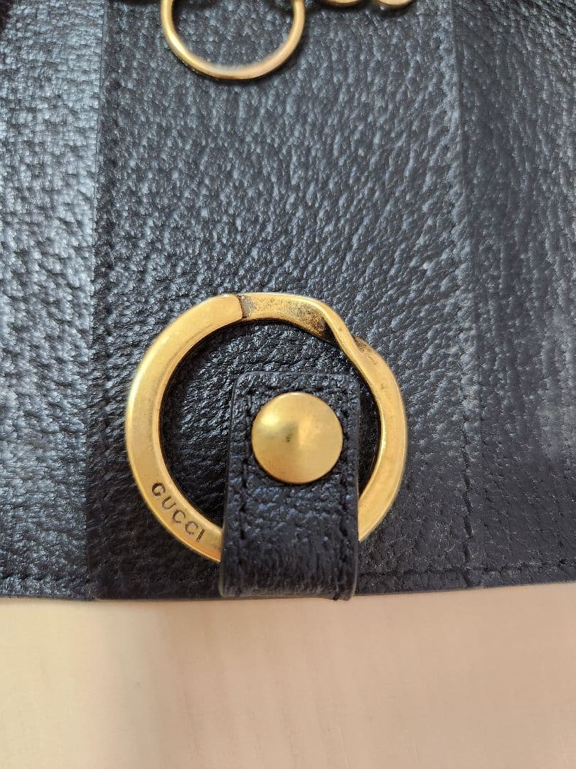 GUCCI レザーキーケース 蜂と星デザイン