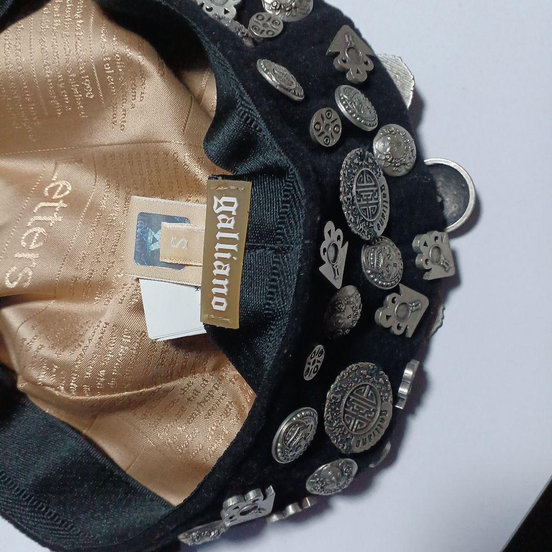 Galliano 黒 ベレー帽 Sサイズ メタル装飾