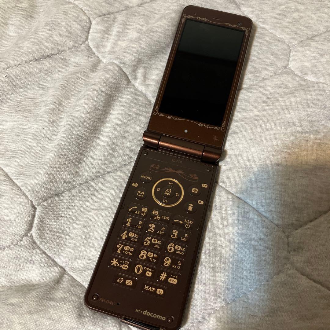 Q-pot. ビスキュイデザイン 折りたたみ携帯電話　ガラケー