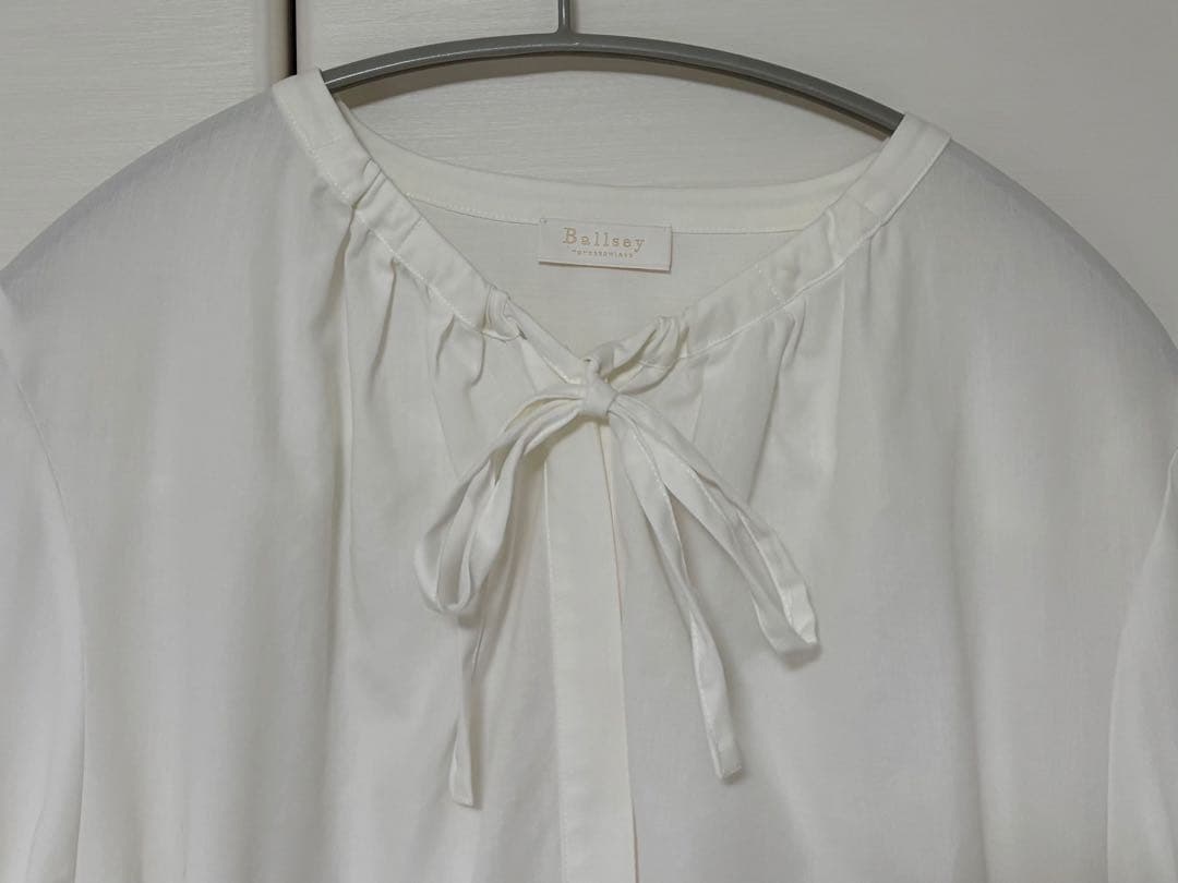 BallseyクリスタルコットンギャザーVネックブラウス