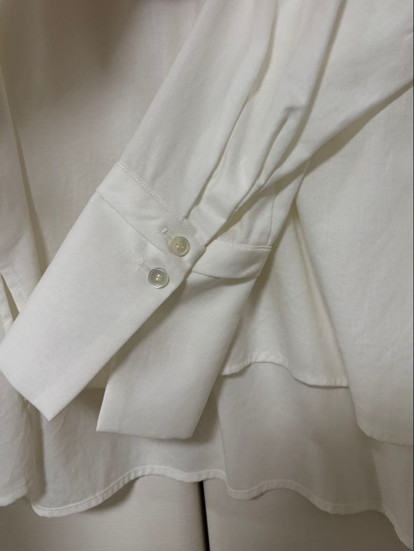 BallseyクリスタルコットンギャザーVネックブラウス