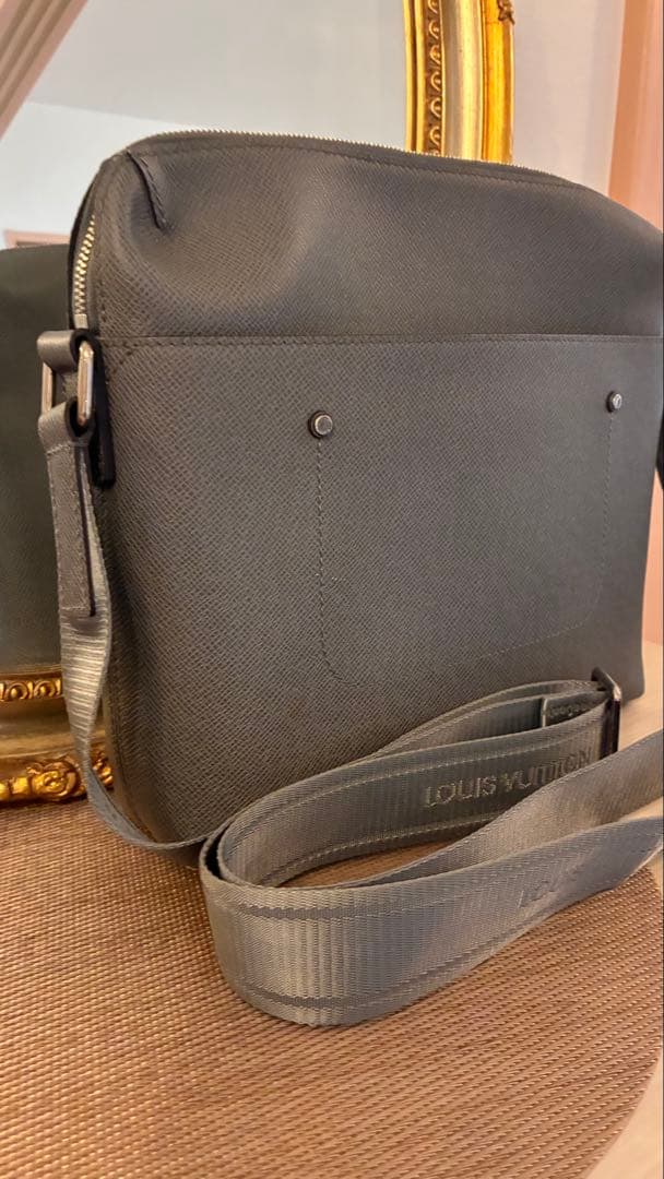 LOUIS VUITTON　値段交渉可　タイガ　グリゴリ メッセンジャーPM