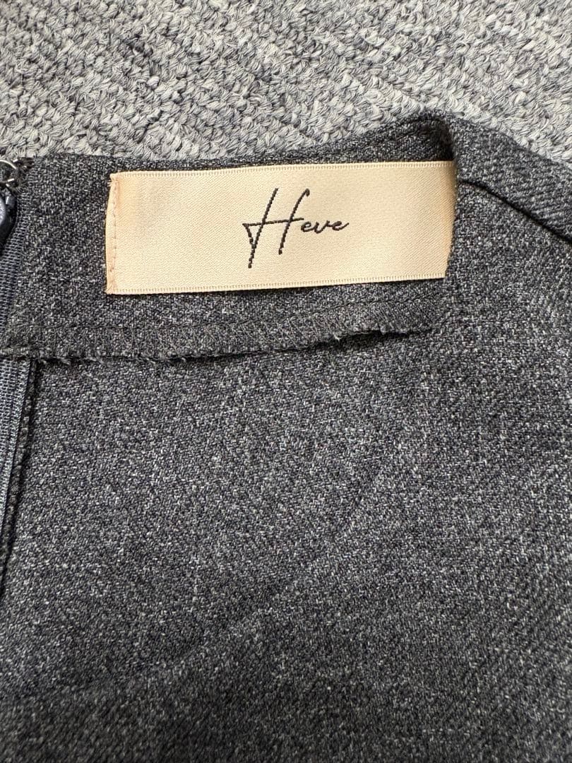 heve シャーリングペプラムブラウス チャコール