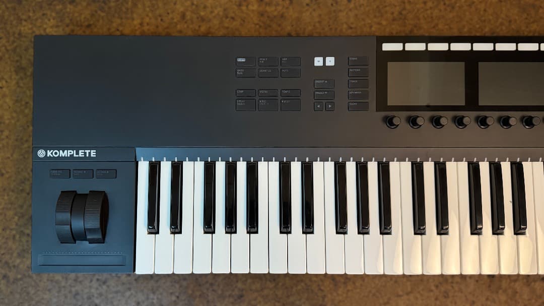 KOMPLETE KONTROL S61 MK2（ライセンス登録可・おまけ付き）