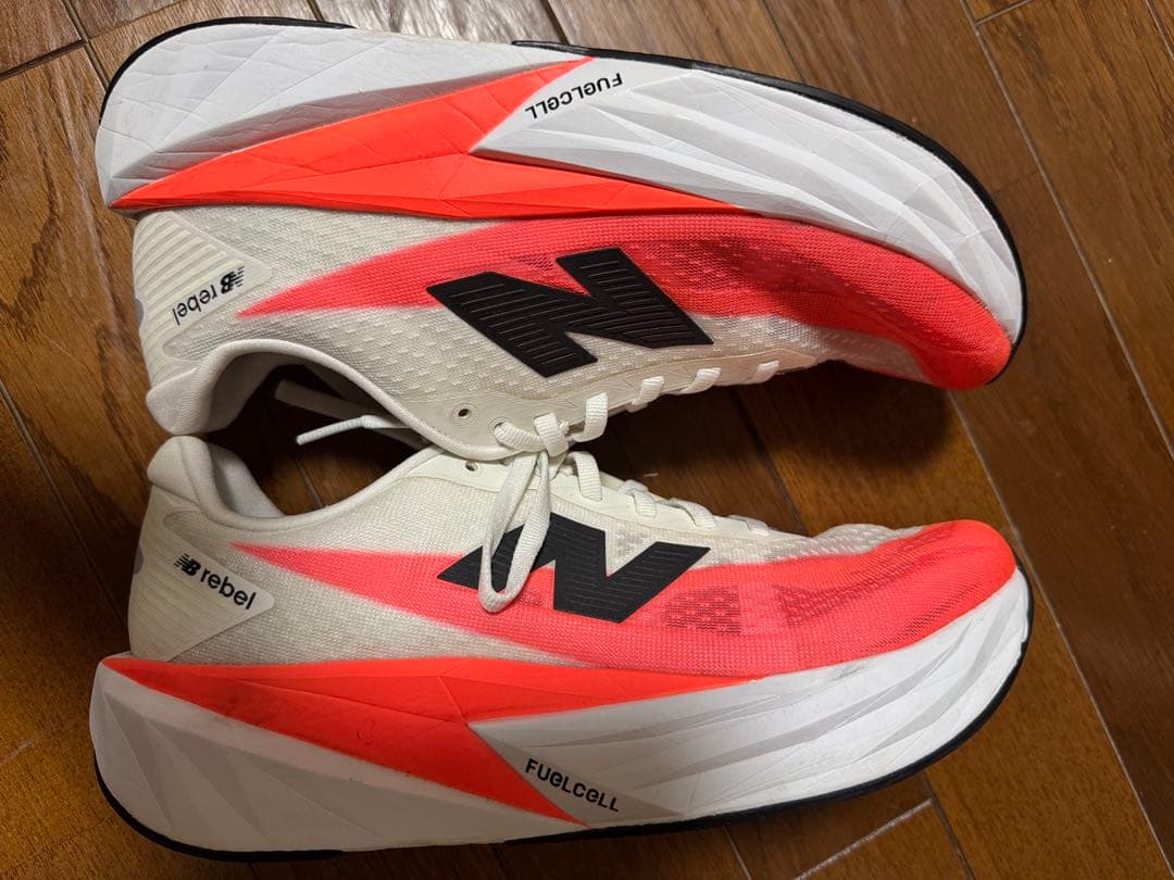 ニューバランス　FuelCell Rebel v5 26㎝