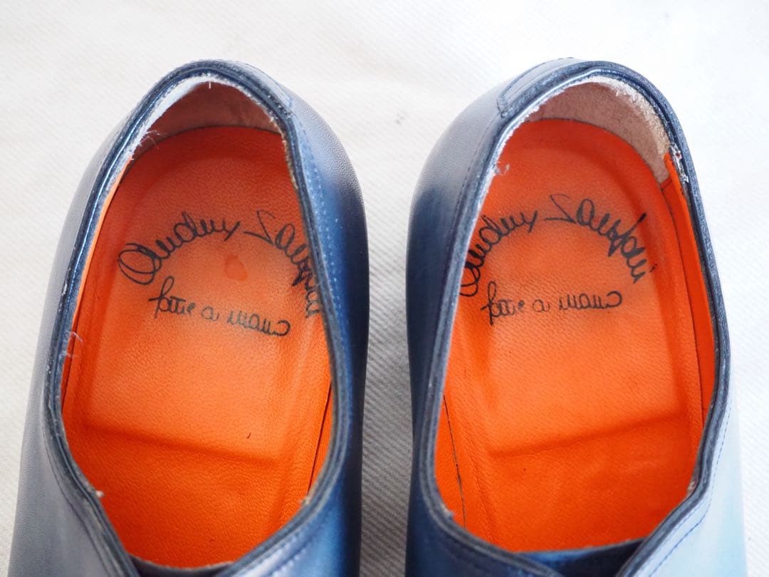 靴 Santoni Navy hole cut dress shoes