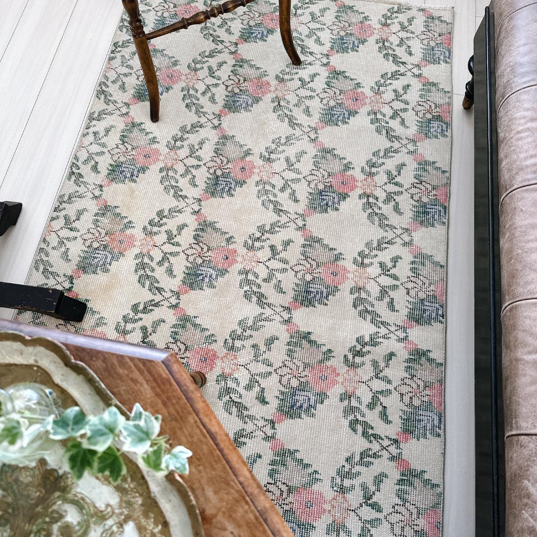 トルコ ヴィンテージラグ A117 クリーム コーラルピンク ダークグリーン