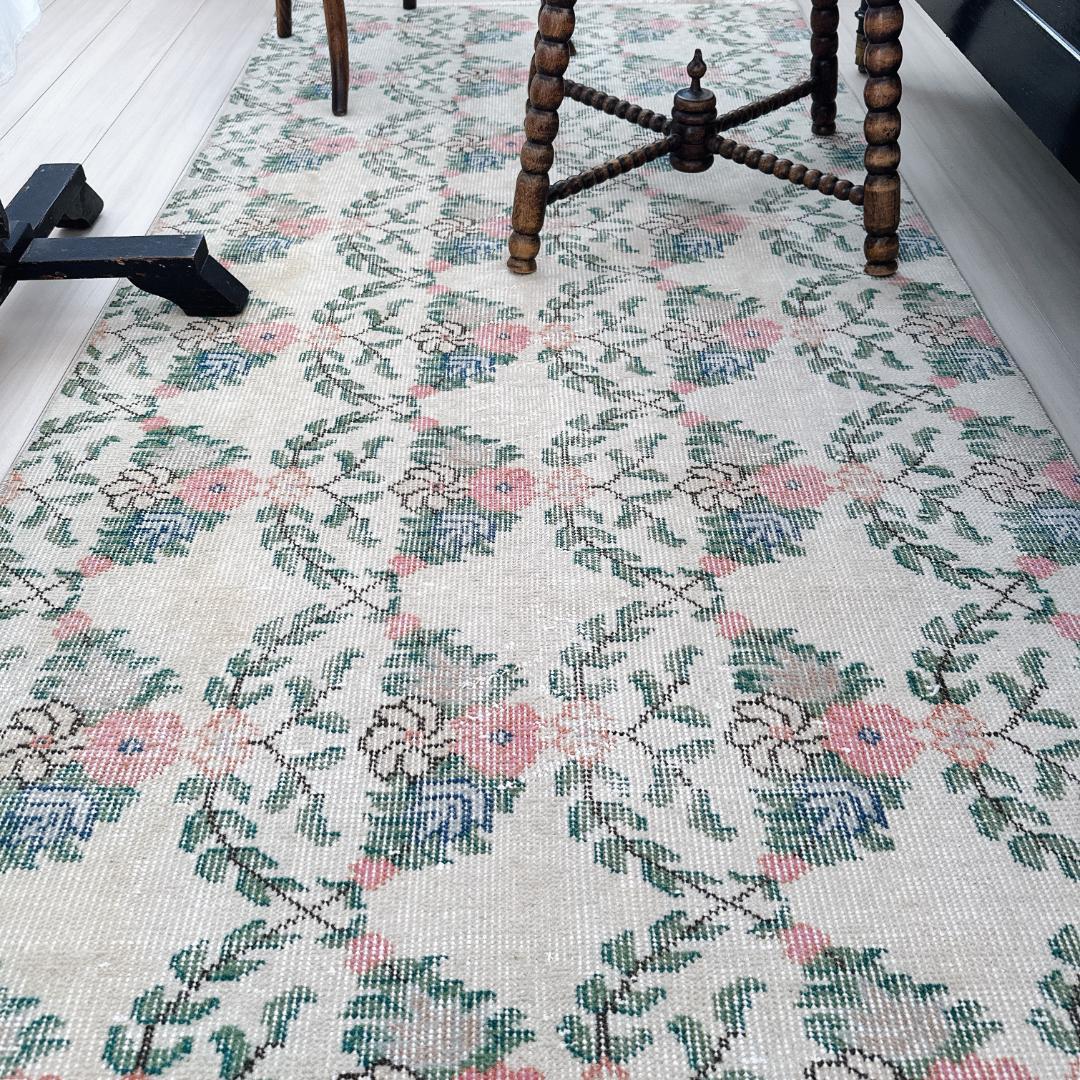トルコ ヴィンテージラグ A117 クリーム コーラルピンク ダークグリーン