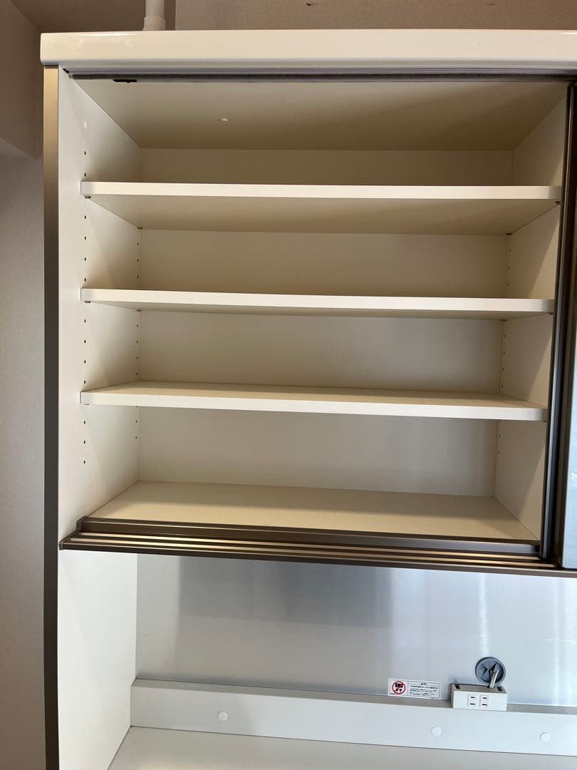 パウモナ　食器棚