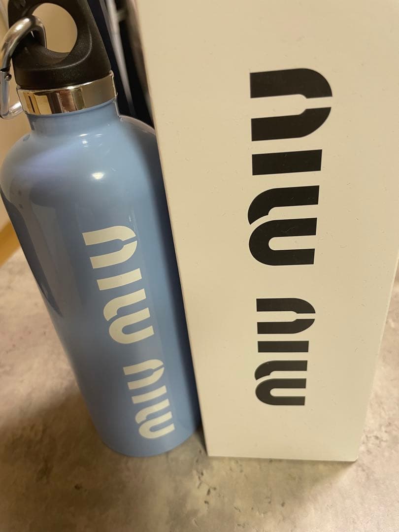 MIU MIU 水筒 カラーバリエーション