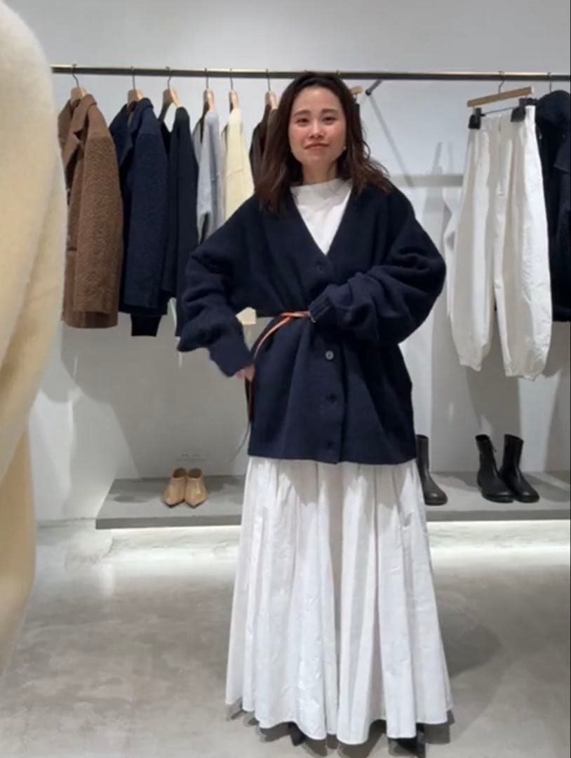 ミドルゲージＶネックニットカーディガン　エトレ　ネイビー