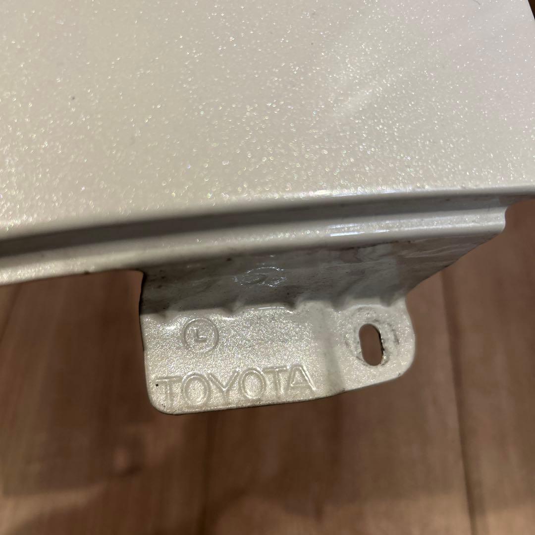 TOYOTA ハイエース200系　海外純正　コーナパネル　パールホワイト　070