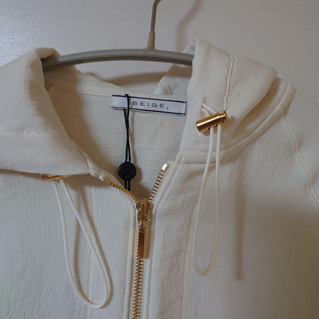 B.E.I.G.E. フード付きアイボリーパーカー